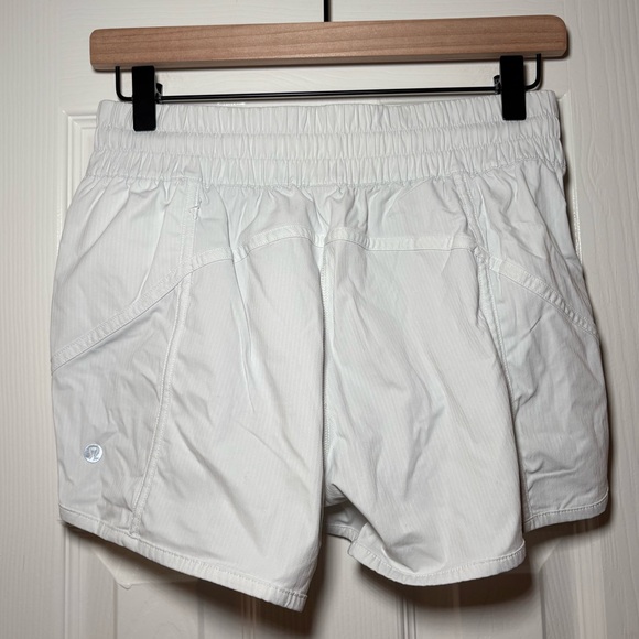 Lululemon Tracker Short V 4” White Opal Gray Swift Ultra Lined Size 8 - Picture 3 of 8